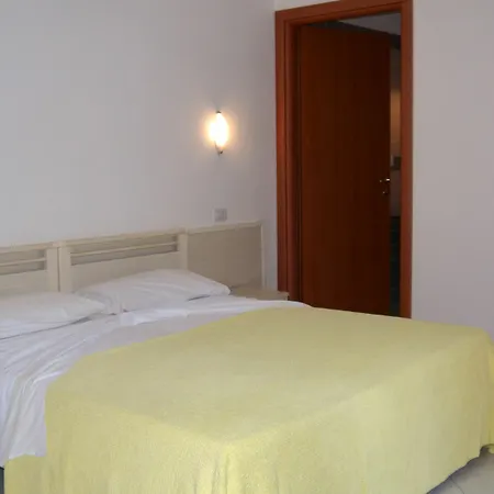 Iris Apartment *
